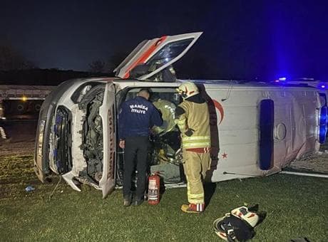 Manisa’da feci kaza! Otomobille çarpışan ambulans devrildi: 5 yaralı