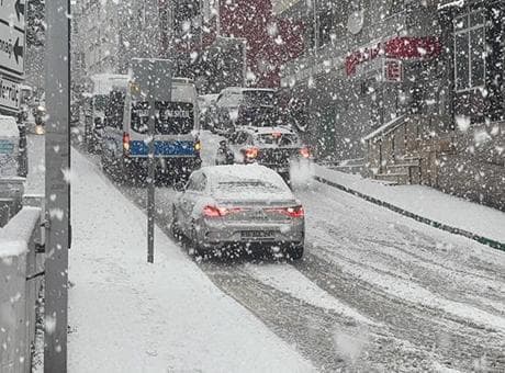 Bursa'da kar yağışı! Araçlar yollada kaldı