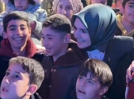 Bakan Göktaş, çocuklarla birlikte 'Kabe'de Hacılar' ilahisine eşlik etti