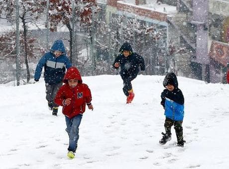 Valilikler peş peşe duyurdu! İşte okulların tatil edildiği iller