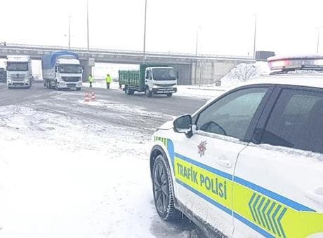 Birçok ilde kar etkili oldu: Yollar kapandı, araçlar bekletiliyor