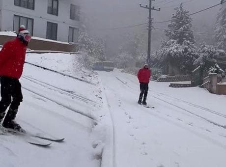 Bursa’da karı fırsata çevirdi! Şehir merkezinde kayak yapan vatandaş kamerada