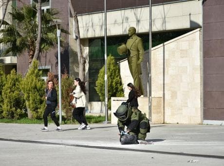 İzmir’de nefes kesen tatbikat! Adliyede bomba alarmı: Sirenler çaldı, paket kontrollü patlatıldı