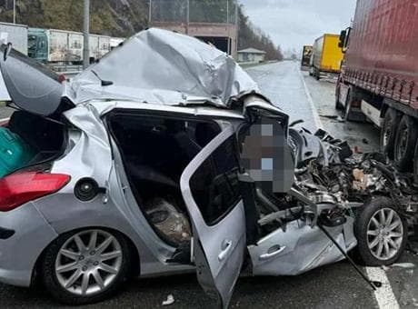 Artvin'de otomobil, TIR'a çarptı! 2 kişi öldü