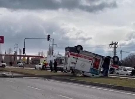 Göreve giderken can pazarı! Ambulans takla attı: 3 sağlık çalışanı yaralı