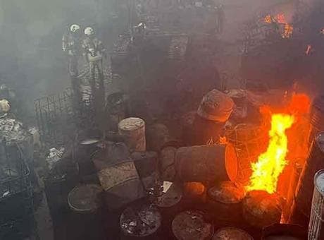 İzmir'de geri dönüşüm fabrikasında yangın çıktı! Ekipler müdahale ediyor