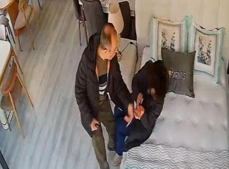 Samsun’da öğretmenin eşini iş yerinde darbettiği anlar kamerada