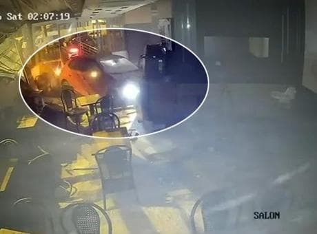 Üsküdar'da otomobil börekçiye uçtu! Görüntüler ortaya çıktı