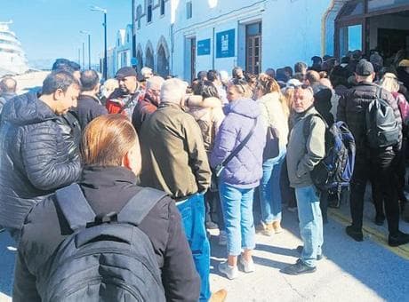 Yunan adalarında yeni sistem uzun kuyruk oluşturdu