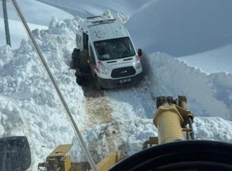 Ağrı’da 2 metreyi bulan karda kurtarma operasyonu