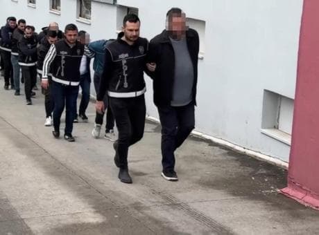 Telefon bayii görünümlü tefeci ağı çökertildi! Adana’da milyonluk senet ve nakit para ele geçirildi