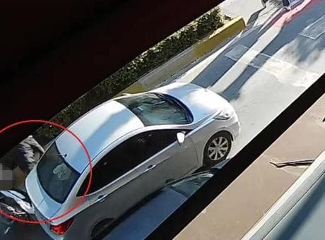 Yayalara yol veren otomobile motosiklet arkadan çarptı