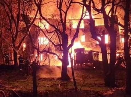 Karabük’te 2 katlı ahşap ev küle döndü! Alevler odunluğa da sıçradı