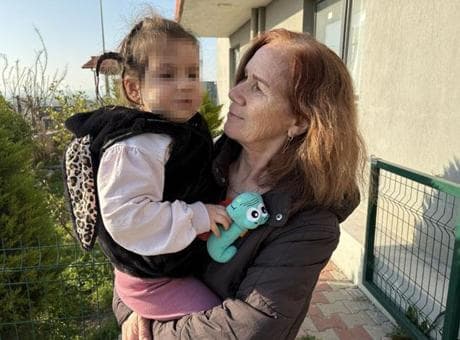 Apartman bahçesinde dehşet! Tasmasız ve ağızlıksız köpekler 3 yaşındaki Ada’ya saldırdı
