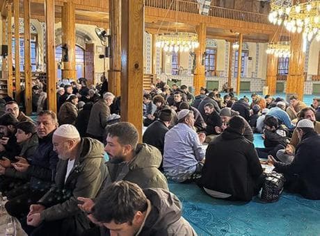 Tarihi camide yıllardır 'Ümmet İftarı' aynı sofrada buluşturuyor