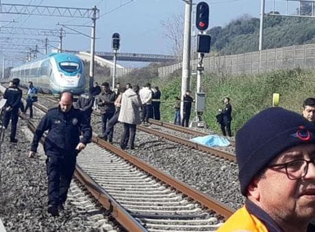 Kocaeli'de hızlı trenin çarptığı yaya hayatını kaybetti