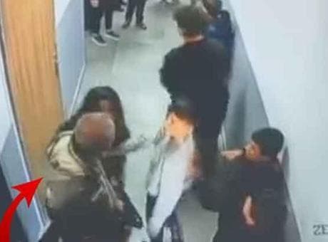 Okul koridorunda veli, kar topu attığını iddia ettiği 8 yaşındaki öğrenciyi okulda darbetti