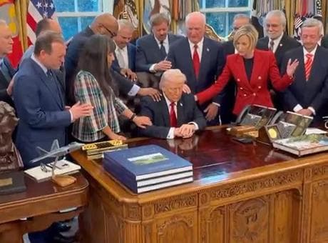 Beyaz Saray'da ilginç anlar! Trump'ın etrafını sarıp dua ettiler