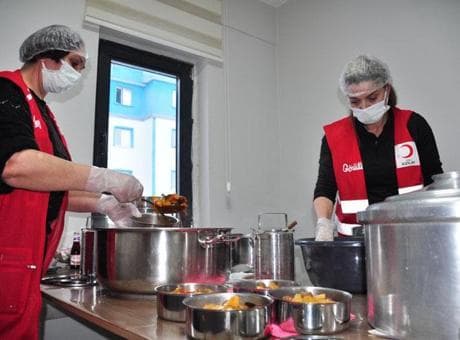 Kars’ta Kızılay’ın gönüllü kadınlarından 'anne eli' iftarı! Her gün onlarca aileye sıcak yemek ulaştırılıyor