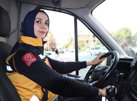 Ambulansın direksiyonunda kadın gücü! Her çağrıda saniyelerle yarışıyor