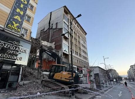 Yıkım sırasında korkulan oldu! 21 daire hemen boşaltıldı
