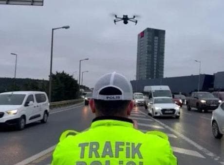 İstanbul'da trafik polislerince 'taralı alan' uygulaması: 740 sürücüye ceza!