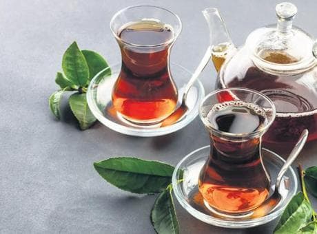 Çek bir demli çay cam demlikten