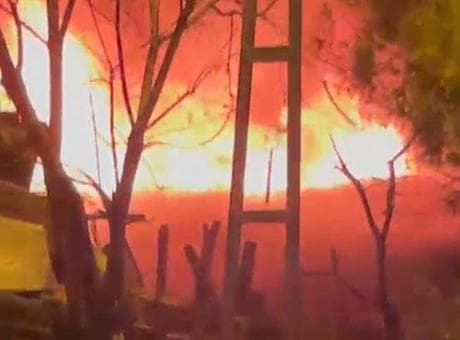 Tuzla'da 2 gecekondu alev alev yandı