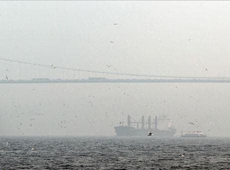 İstanbul Boğazı'nda sis nedeniyle gemi trafiği durduruldu