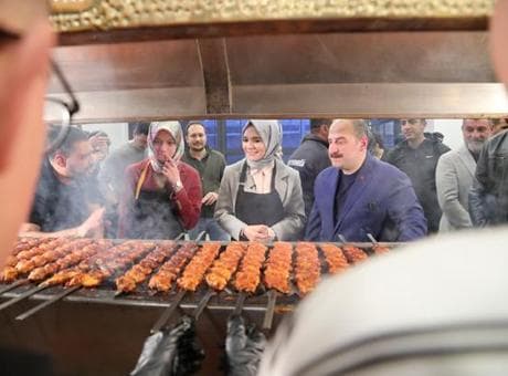 Ankara’da yürekleri ısıtan iftar! Bir esnaf 100 çocuğu aynı sofrada buluştu