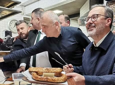 AK Partili Kasapoğlu, İzmir’de vatandaşlarla sahurda buluştu