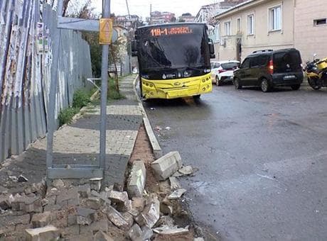Beykoz'da kayan İETT otobüsü aydınlatma direğine çarptı! Yaralılar var