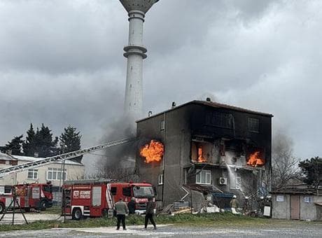Büyükçekmece'de 3 katlı bir binada yangın! Bölgeye çok sayıda ekip sevk edildi