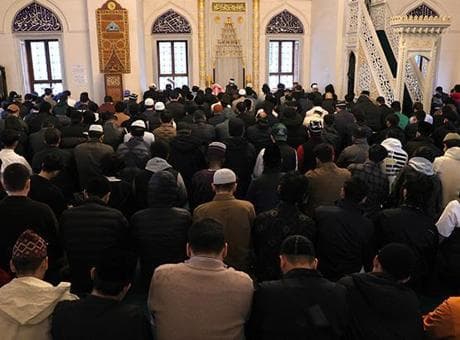 Binlerce kişi camiye akın etti, kapıda uzun kuyruklar oluştu! Bayram namazı bir değil beş kez kılındı