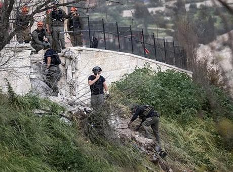 Doğu Kudüs'te alarm! İran misillemesinde bir füze parçası, Mescid-i Aksa yakınlarına düştü