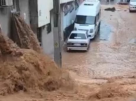 Güneydoğu’da sel alarmı! Çok sayıda ilde sağanak nedeniyle evler boşaltıldı, yollar göle döndü
