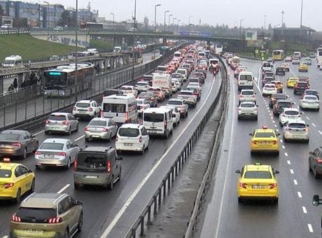 İstanbul’da bayram sonrası pazartesi trafiği! Belirli noktalarda durma noktasına