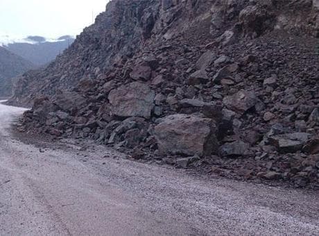 Yüksekova-Hakkari kara yolunda heyelan meydana geldi! İşte o anlar