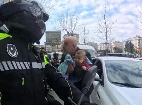 3 aylık bebeği hastaneye götüren aile trafikte sıkıştı! Yardımına motorize ekip yetişti