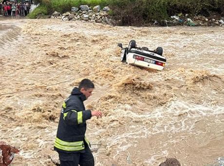 Muğla’da otomobil sel sularına kapıldı: 1 ölü, 1 yaralı