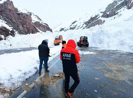 Van-Hakkari yolunda çığ felaketi! Gece boyunca süren kritik müdahale sonrası yol açıldı