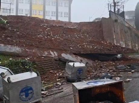 İstanbul'da okulun istinat duvarı çöktü