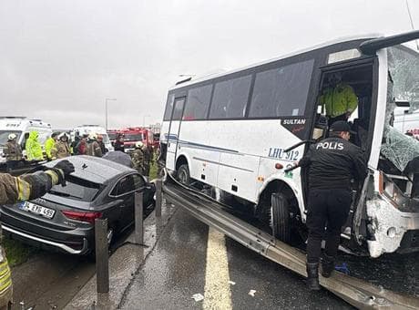İstanbul'da zincirleme kaza! 1 polis şehit oldu, 16 polis yaralı