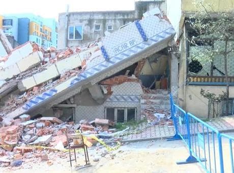 Sultangazi’de yıkım sırasında korkutan anlar! Yan bina hasar gördü