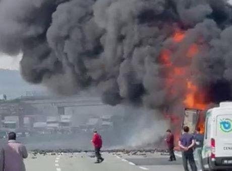 Kuzey Marmara Otoyolu’nda seyir halindeki TIR alev topuna döndü! Ekiplerin müdahalesi sürüyor