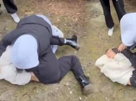 Görüntüler Bolu'dan! Liseli kızların kavgası kamerada