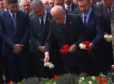 MHP lideri Bahçeli'den Türkeş'in kabrini ziyaret etti
