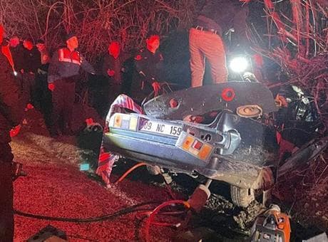 Gece yarısı feci kaza! Antalya'da otomobil ağaca çarptı: 3 ölü