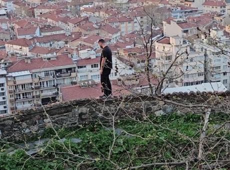 Bursa’da surlara çıkan adam, 'Ezgi gelmezse atlarım' dedi! Jiletlerle intihar tehdidi savurdu