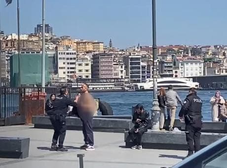 Sirkeci’de dehşet anları! Döner bıçağıyla boğazını kesti, kalabalığın ortasında kanlar içinde yürüdü